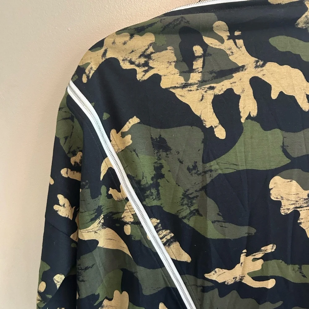 NWOT TOV Los Angeles Womens Camouflage Crazy Zipper Asymmetrical size 38/M